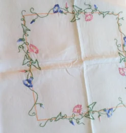 Nappe ancienne en lin brodée de fleurs