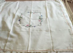 Nappe ancienne en lin brodée de fleurs