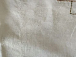 Nappe ancienne en lin brodée de fleurs