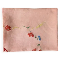 Nappe ancienne en lin épais brodé main rose 170x130 cm – Pièce unique