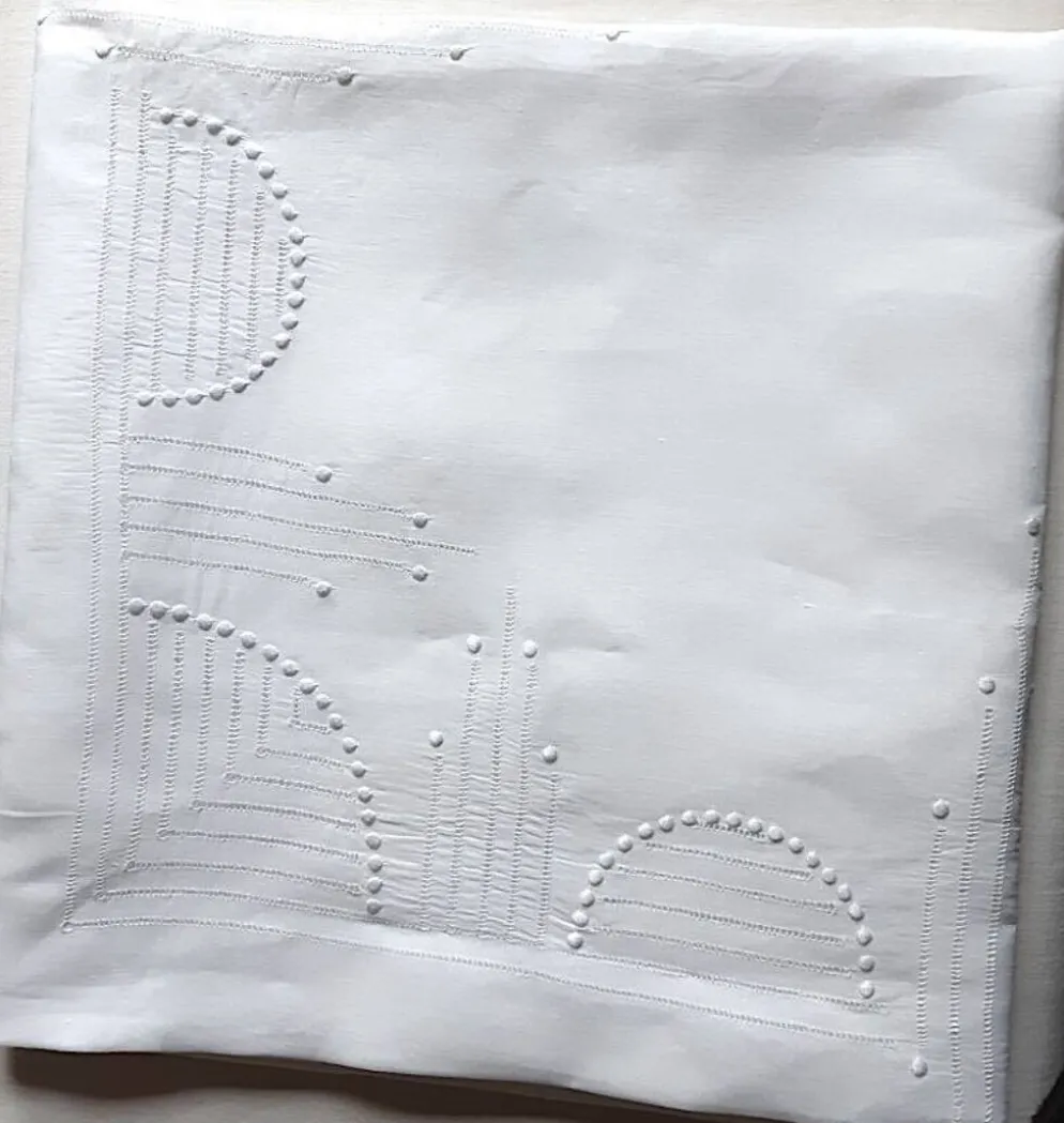 nappe ancienne en voile de lin brodée 135x135 cm