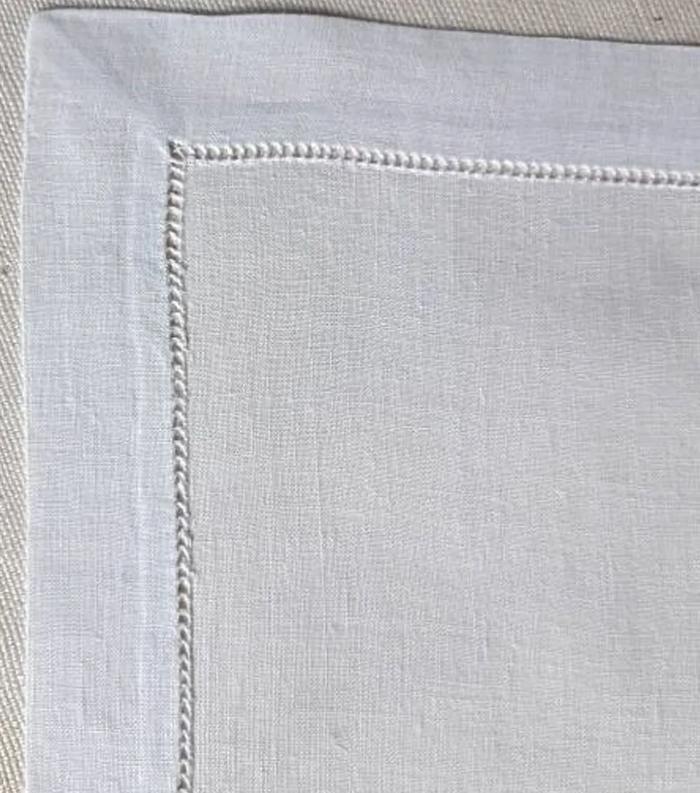 nappe ancienne en voile de lin brodée 135x135 cm