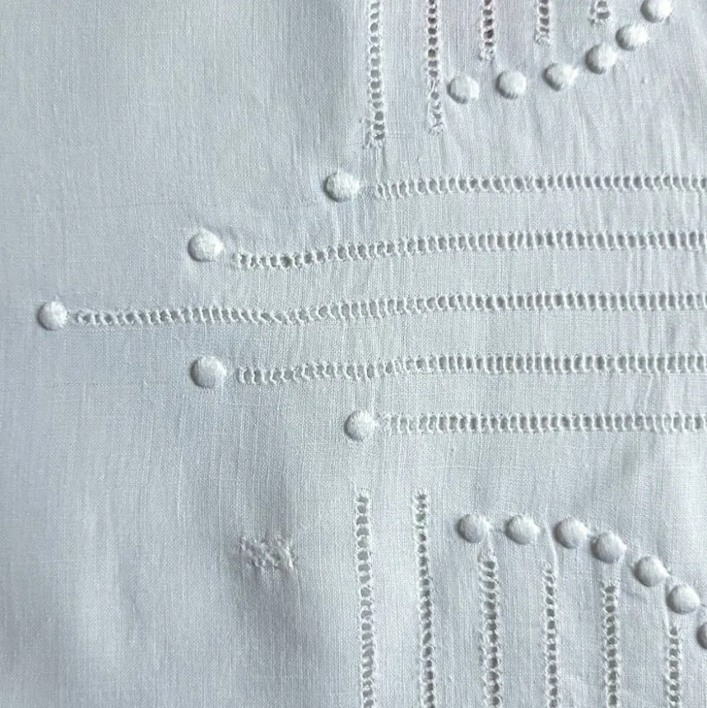 nappe ancienne en voile de lin brodée 135x135 cm