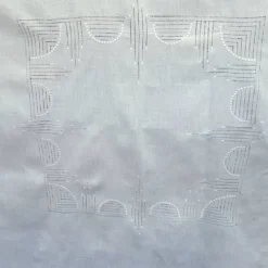 nappe ancienne en voile de lin brodée 135x135 cm