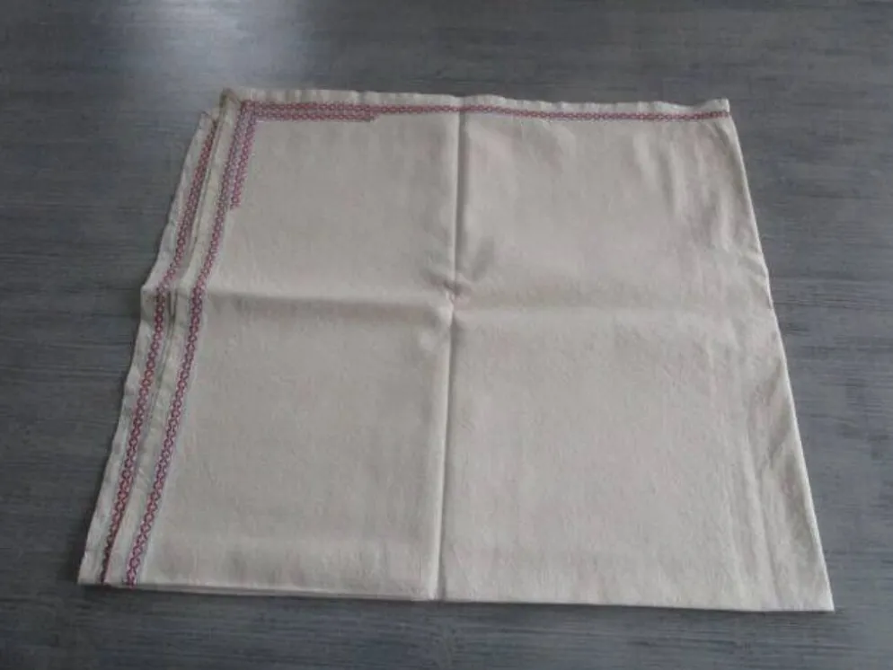 Nappe ancienne galonnée 132x118cm