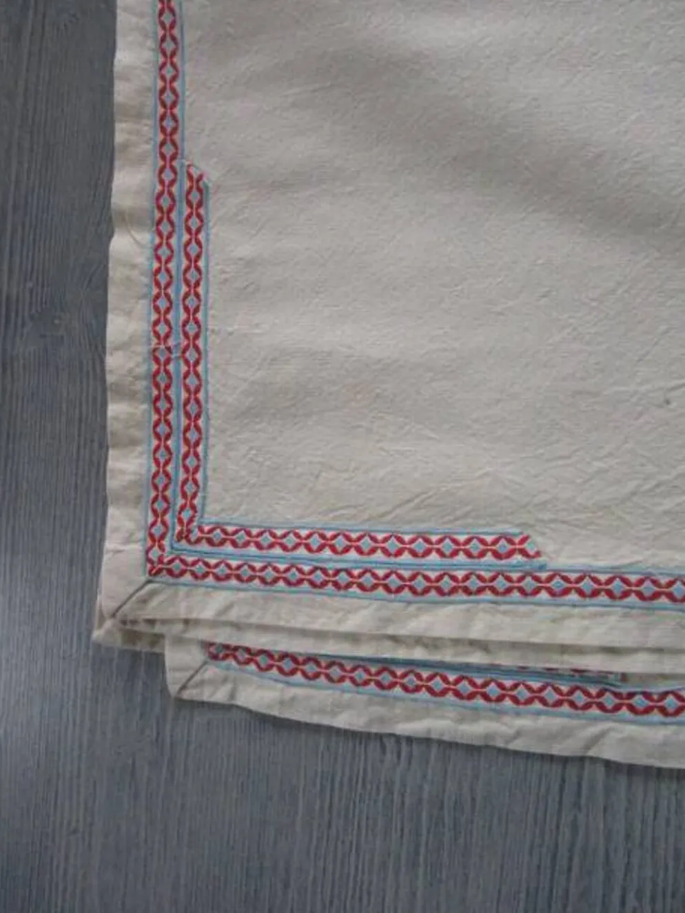 Nappe ancienne galonnée 132x118cm