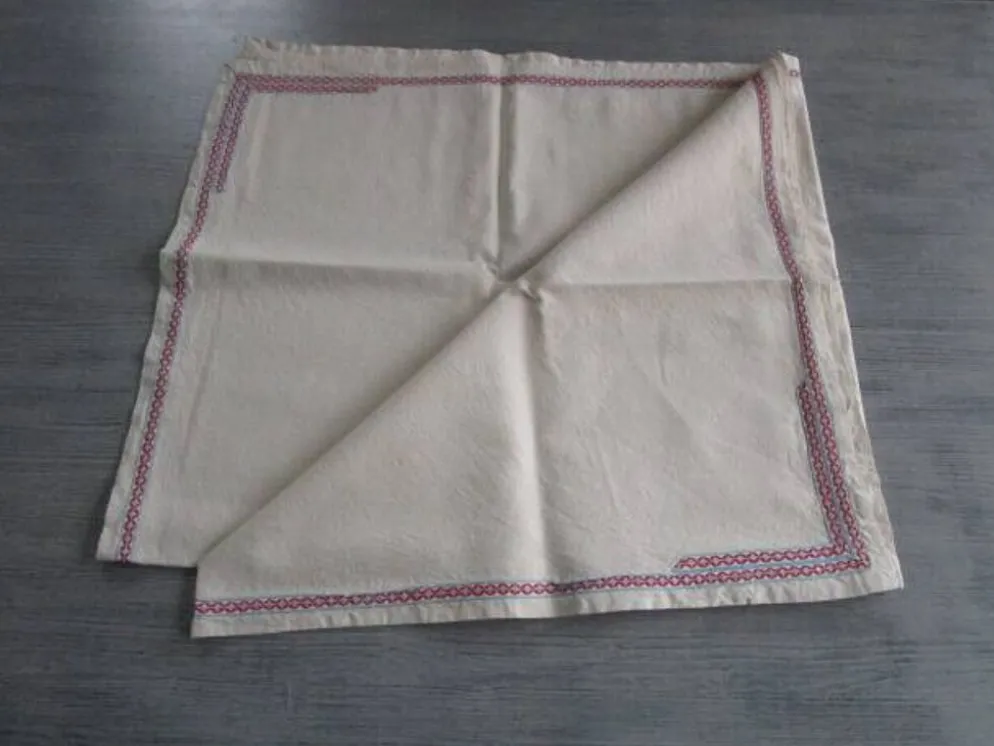 Nappe ancienne galonnée 132x118cm