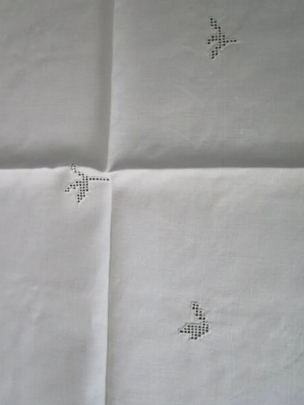 Nappe a thé ancienne brodée 100x100cm