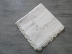 Nappe a thé ancienne brodée 100x100cm