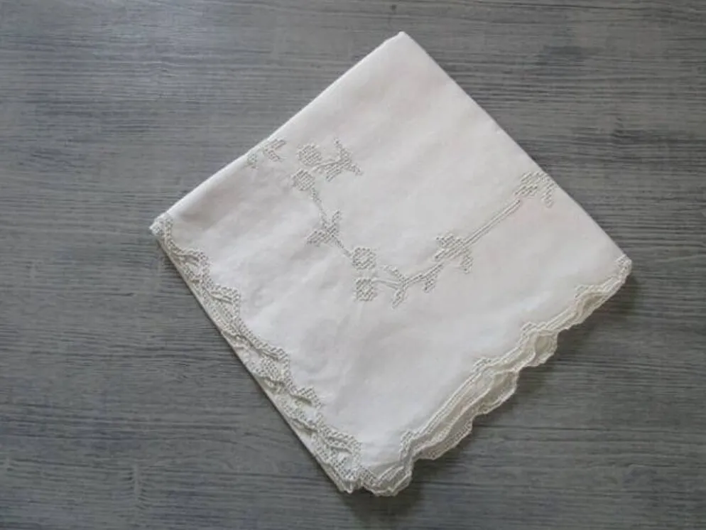 Nappe a thé ancienne brodée 100x100cm