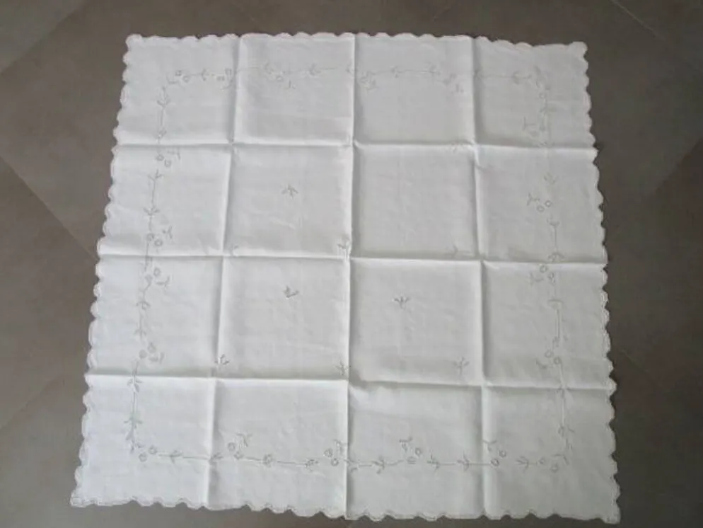 Nappe a thé ancienne brodée 100x100cm