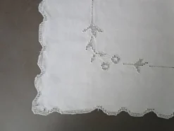Nappe a thé ancienne brodée 100x100cm