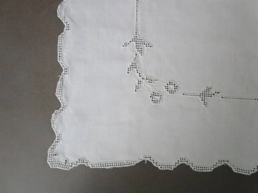Nappe a thé ancienne brodée 100x100cm