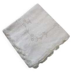 Nappe a thé ancienne brodée 100x100cm