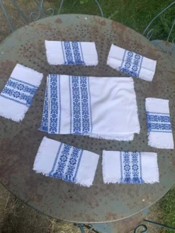 Nappe a the rectangulaire et 6 serviettes, made in france, linge basque, blanche et bleue, Vintage