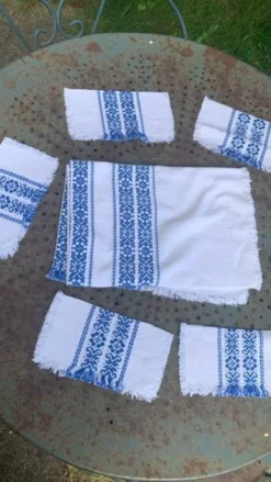 Nappe a the rectangulaire et 6 serviettes, made in france, linge basque, blanche et bleue, Vintage