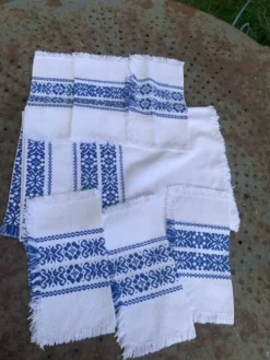 Nappe a the rectangulaire et 6 serviettes, made in france, linge basque, blanche et bleue, Vintage
