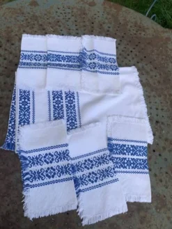 Nappe a the rectangulaire et 6 serviettes, made in france, linge basque, blanche et bleue, Vintage