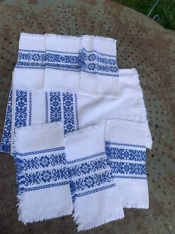 Nappe a the rectangulaire et 6 serviettes, made in france, linge basque, blanche et bleue, Vintage