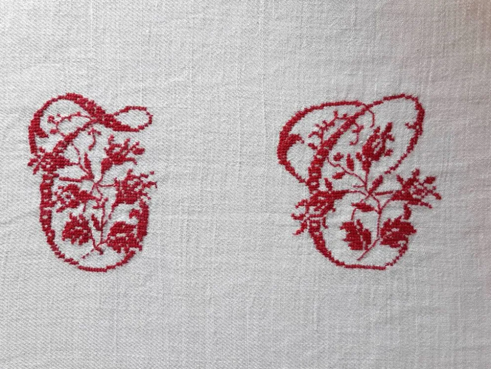 Nappe avec monogramme TC central