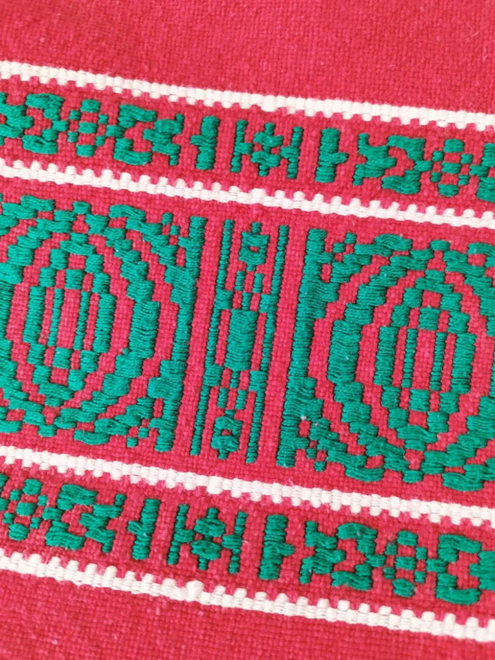 Nappe basque rouge + 8 serviettes brodées vert émeraude
