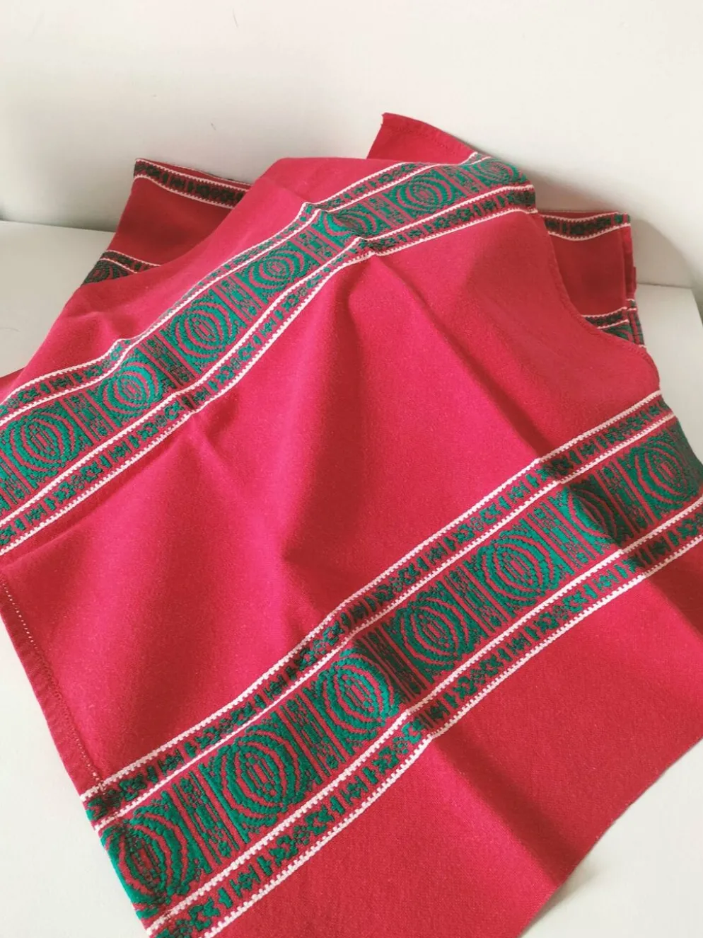 Nappe basque rouge + 8 serviettes brodées vert émeraude