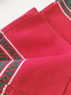 Nappe basque rouge + 8 serviettes brodées vert émeraude