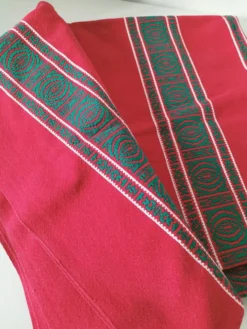 Nappe basque rouge + 8 serviettes brodées vert émeraude