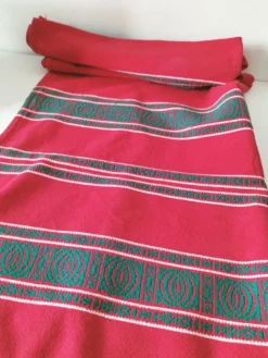 Nappe basque rouge + 8 serviettes brodées vert émeraude