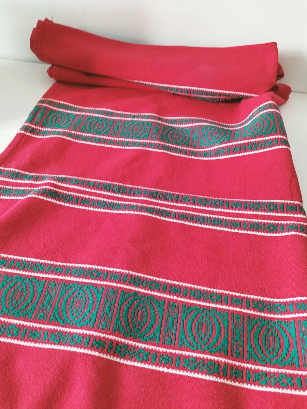 Nappe basque rouge + 8 serviettes brodées vert émeraude
