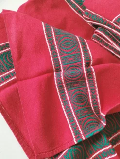 Nappe basque rouge + 8 serviettes brodées vert émeraude