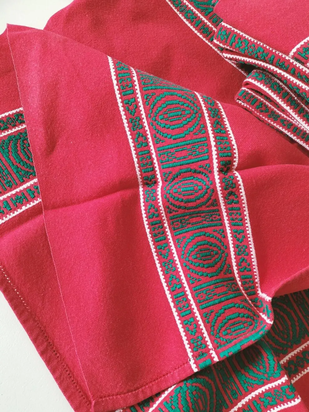 Nappe basque rouge + 8 serviettes brodées vert émeraude