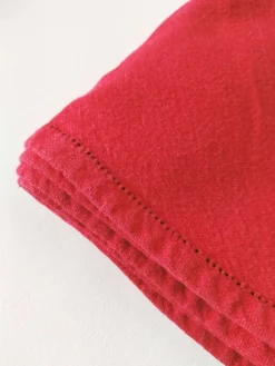 Nappe basque rouge + 8 serviettes brodées vert émeraude