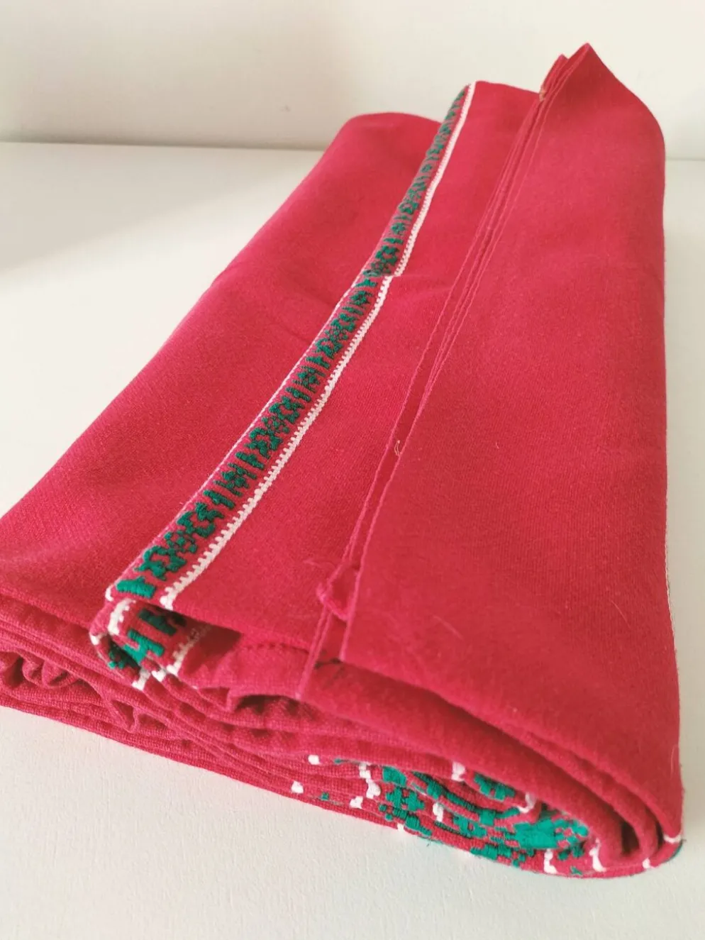 Nappe basque rouge + 8 serviettes brodées vert émeraude