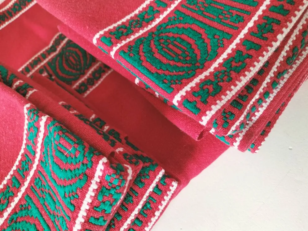 Nappe basque rouge + 8 serviettes brodées vert émeraude