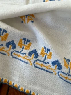Nappe blanche brodée