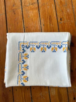 Nappe blanche brodée