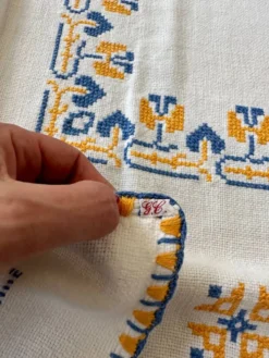 Nappe blanche brodée