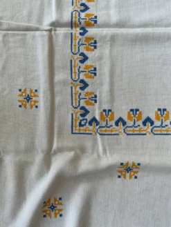 Nappe blanche brodée