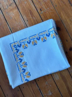 Nappe blanche brodée
