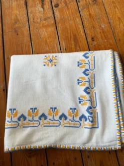 Nappe blanche brodée