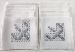 Nappe brodée avec 12 serviettes assorties