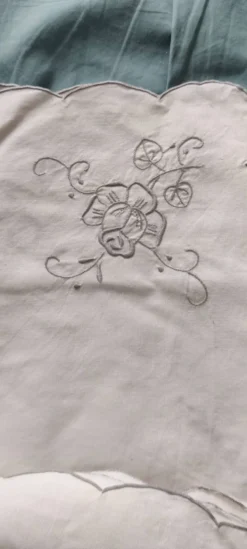 Nappe brodée et ses 4 serviettes