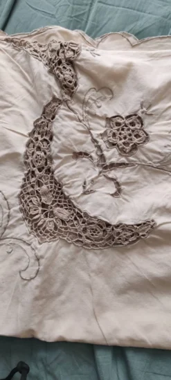 Nappe brodée et ses 12 serviettes