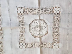 Nappe brodée main