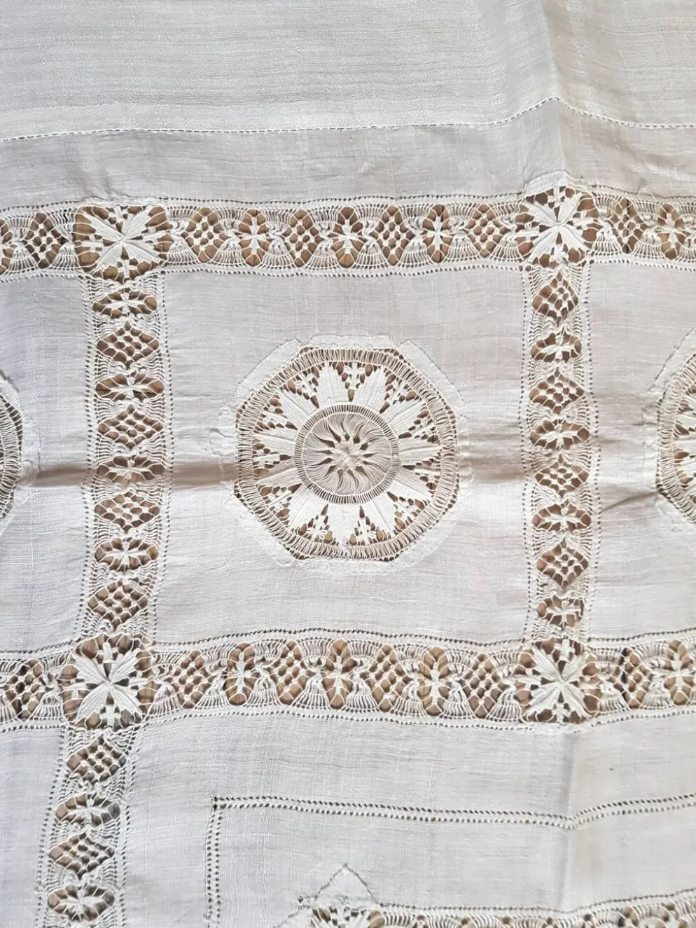 Nappe brodée main