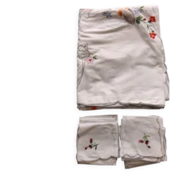 Nappe brodée main avec ses 12 serviettes