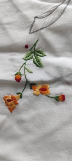 Nappe brodée main avec ses 12 serviettes