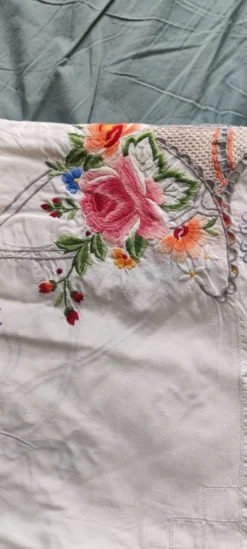 Nappe brodée main avec ses 12 serviettes