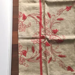 Nappe brodée tissu ancien 131 x 156 cm